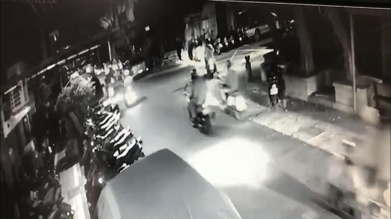 10多名惡煞騎乘機車突然衝上前,準備下車砍人。(翻攝畫面)