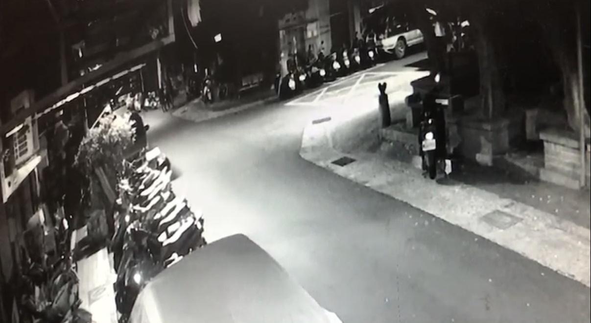 遭砍的一方(左上角處)當時坐在三太子宮旁的機車上閒聊。(翻攝畫面)