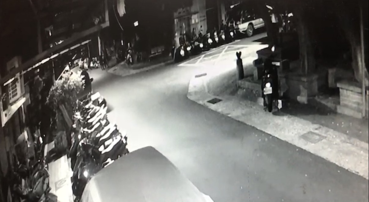 遭砍的一方（左上角處）當時坐在三太子宮旁的機車上閒聊。（翻攝畫面）