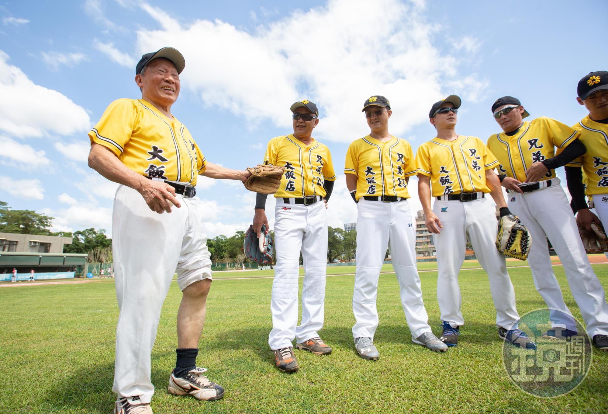 洪騰勝（左一）籌設名人堂的想法，始於2014年，那是兄弟象宣布轉賣球隊的後一年。
