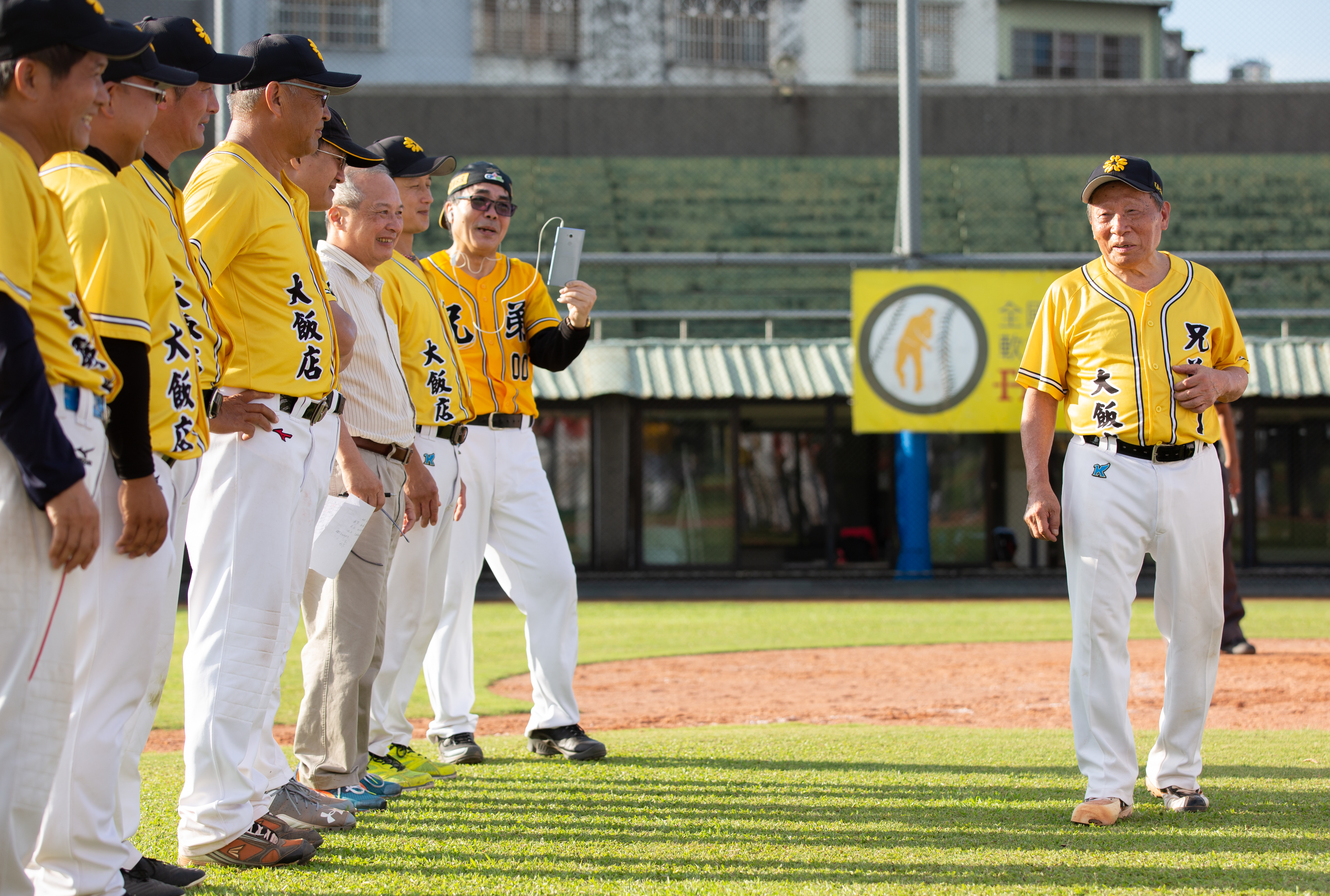 洪騰勝（右）至今仍維持固定打球的習慣，他目標要在全台組織1千隊的軟式棒球球隊。
