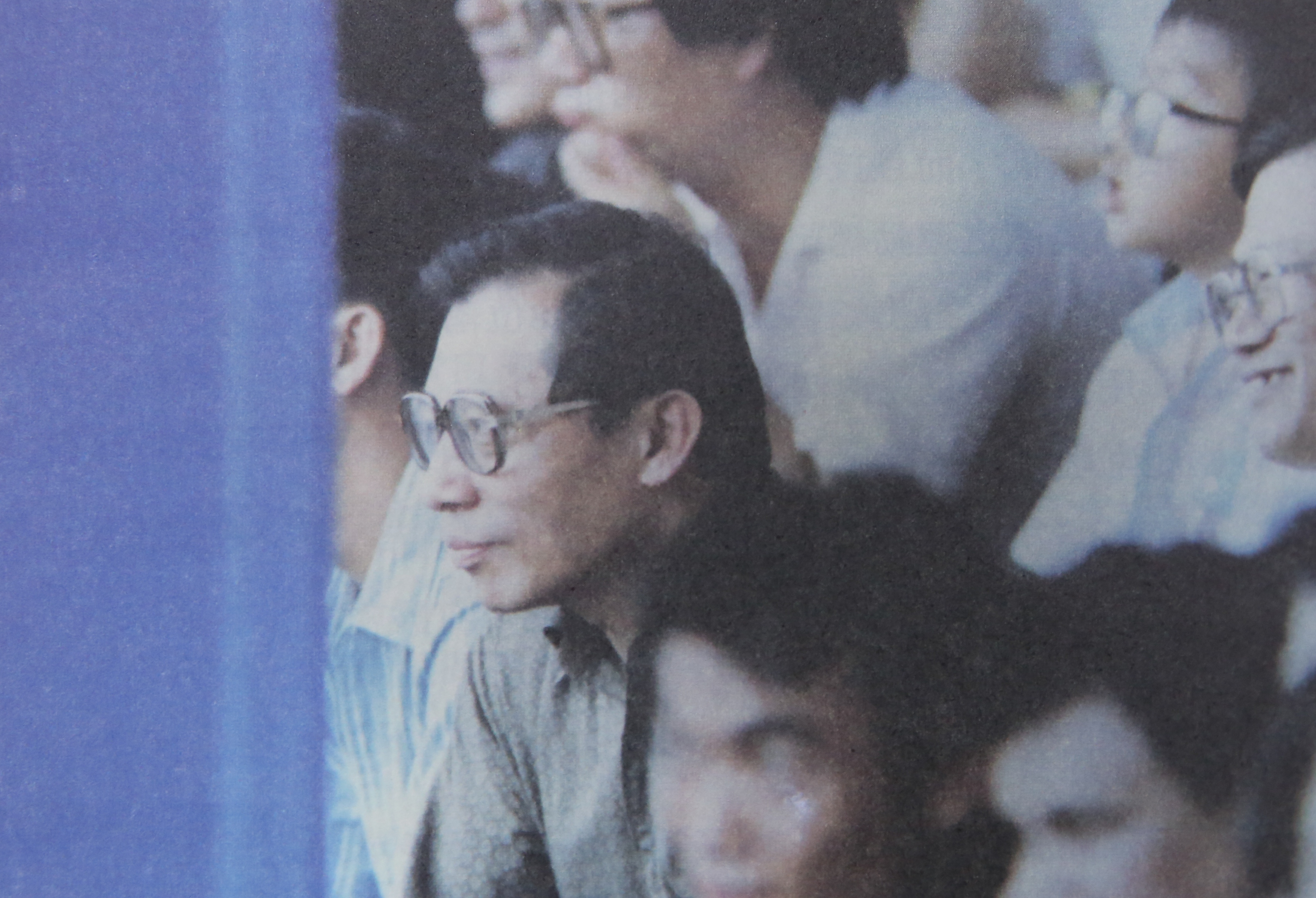 洪騰勝是中華職棒成立的首任聯盟祕書長，他看球喜歡走入人群，坐在觀眾區聽觀眾的聲音。（兄弟大飯店提供）