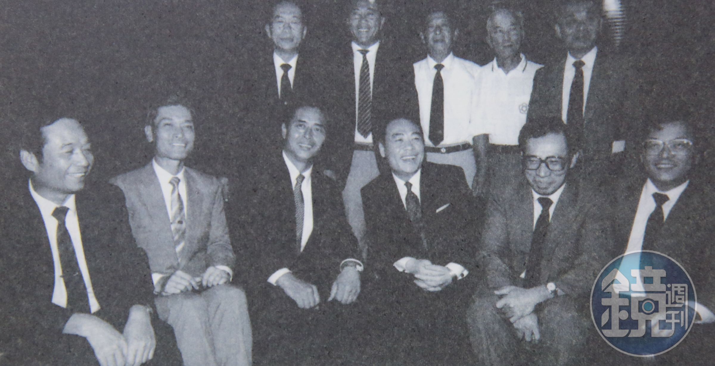 1987年，洪騰勝（前排右二）全力催生台灣職棒運動開打。（兄弟大飯店提供）