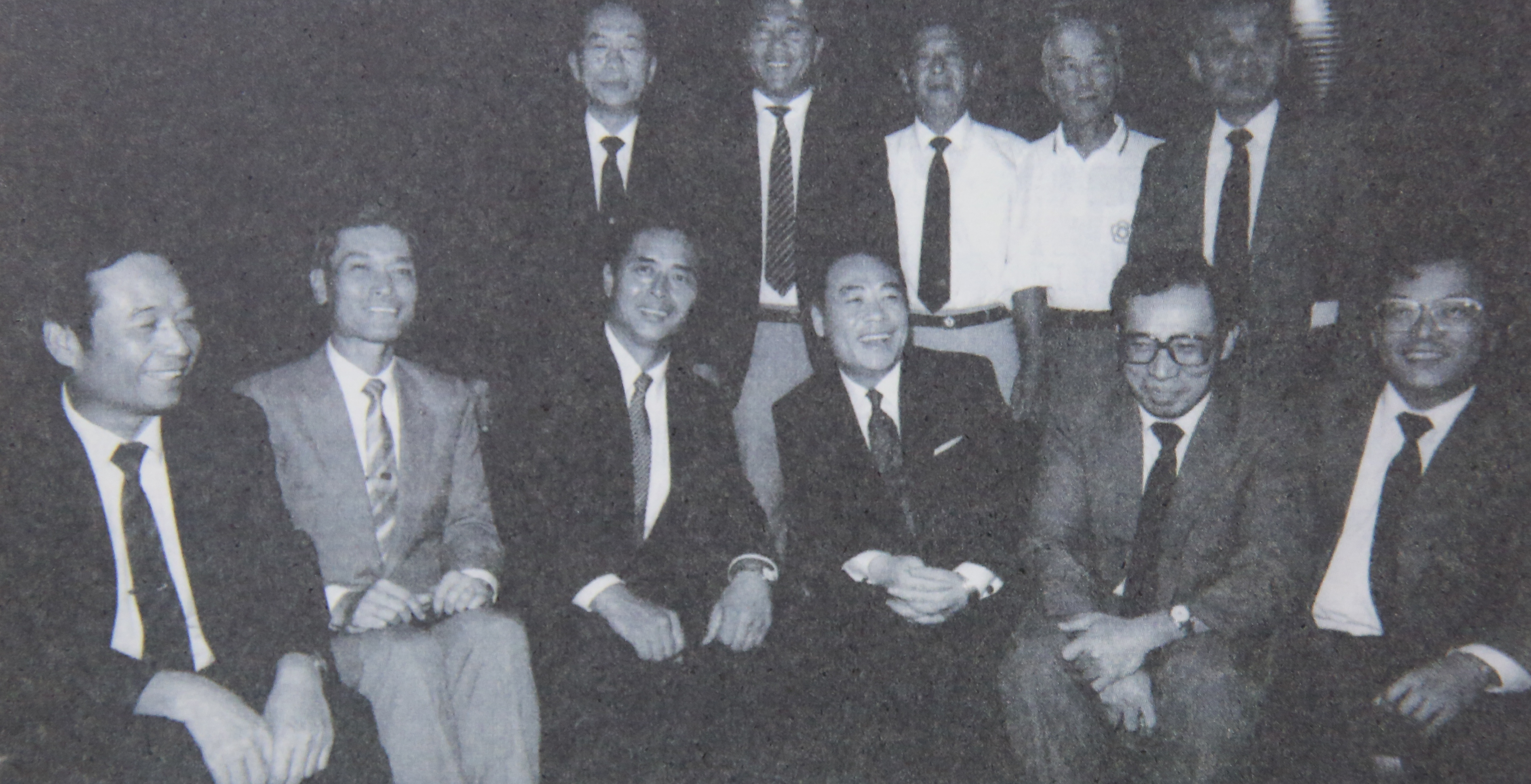 1987年，洪騰勝（前排右二）全力催生台灣職棒運動開打。（兄弟大飯店提供）