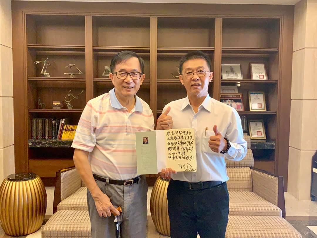 前總統陳水扁今在臉書貼出與民進黨立委許智傑合照，強調他在該選區唯一支持許智傑。（翻攝陳水扁臉書）