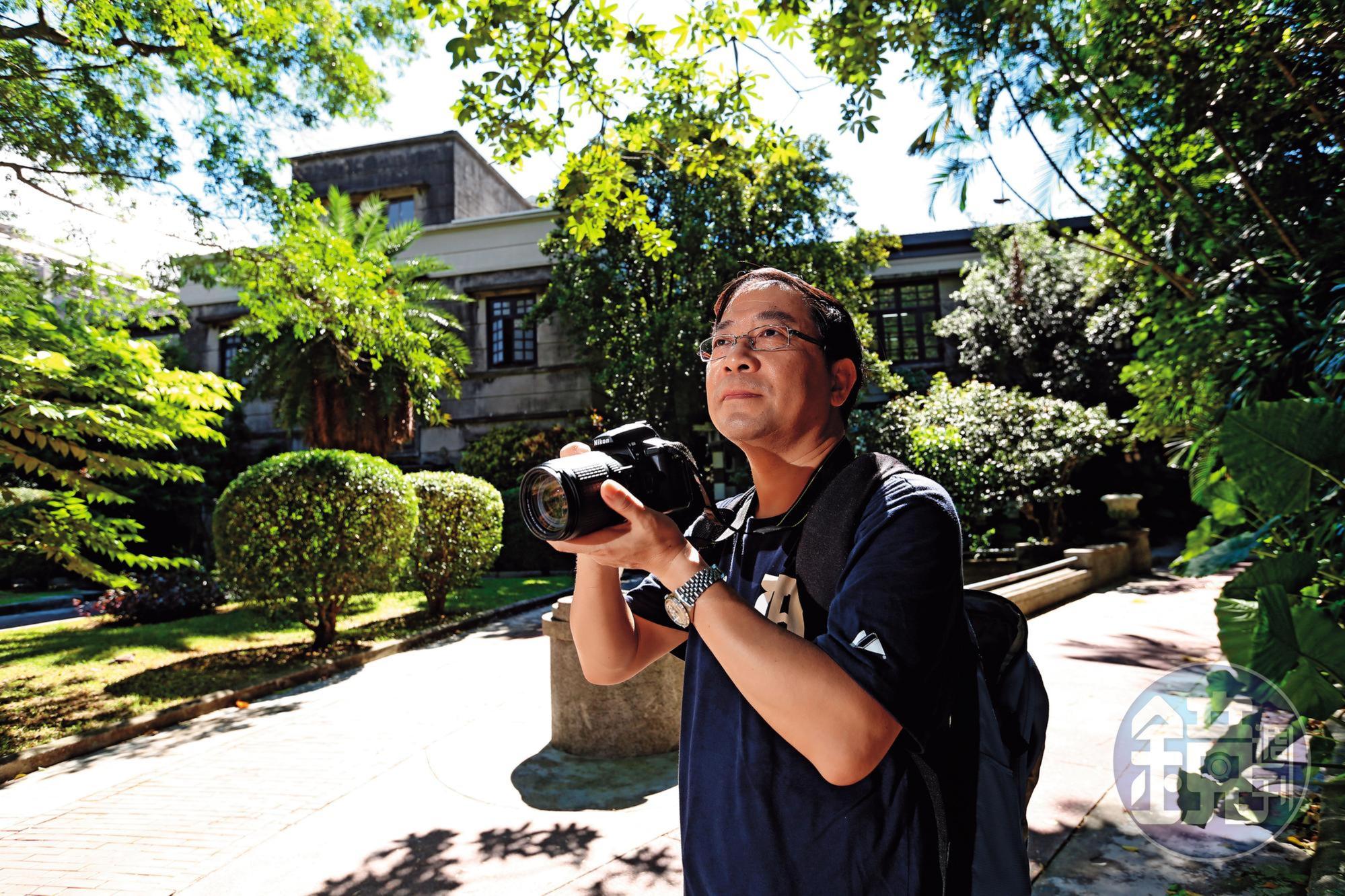 蕭非凡常背著單眼走訪古蹟，他認為了解歷史跟研究公司基本面，有異曲同工之妙。