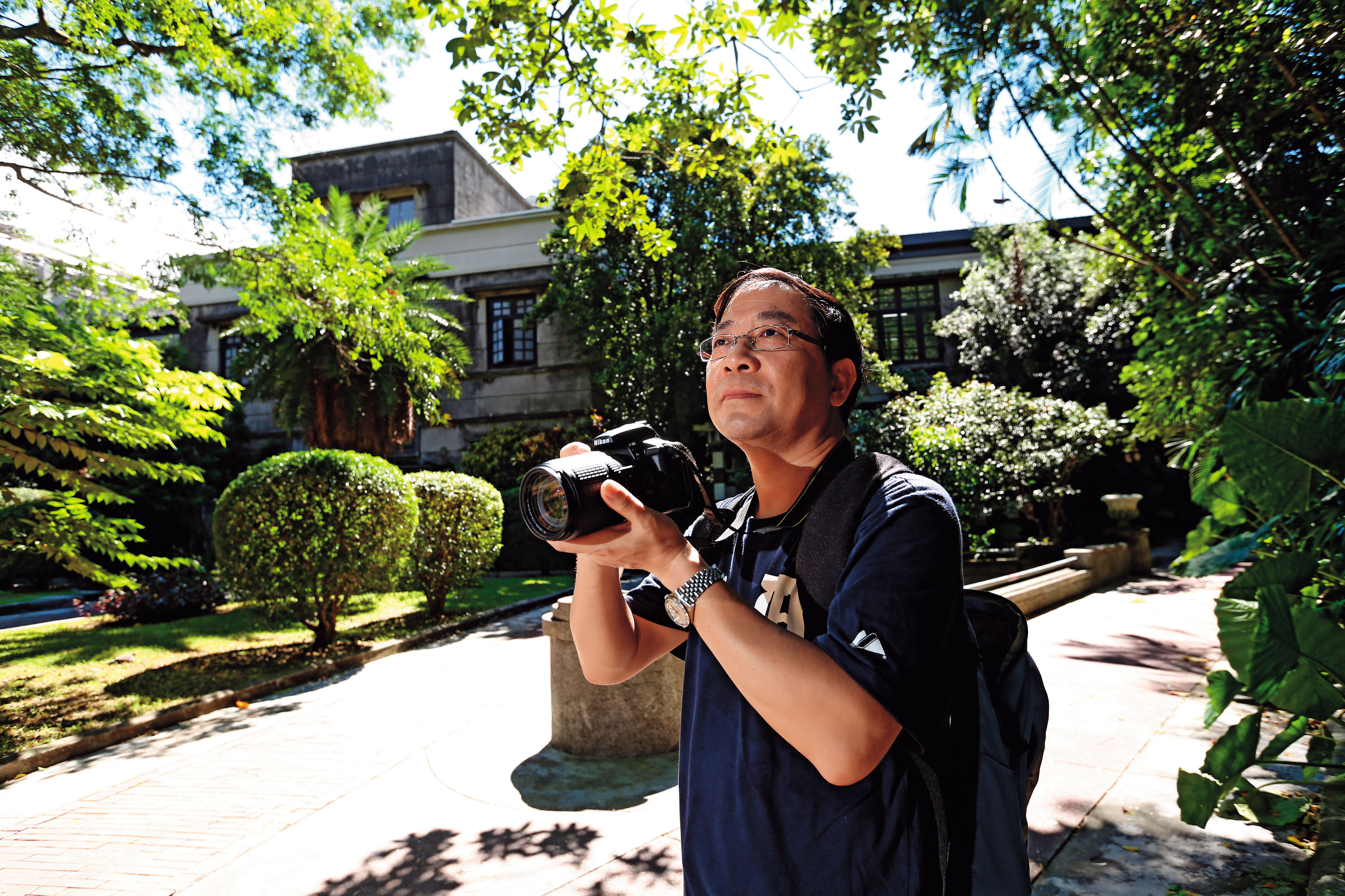 蕭非凡常背著單眼走訪古蹟，他認為了解歷史跟研究公司基本面，有異曲同工之妙。