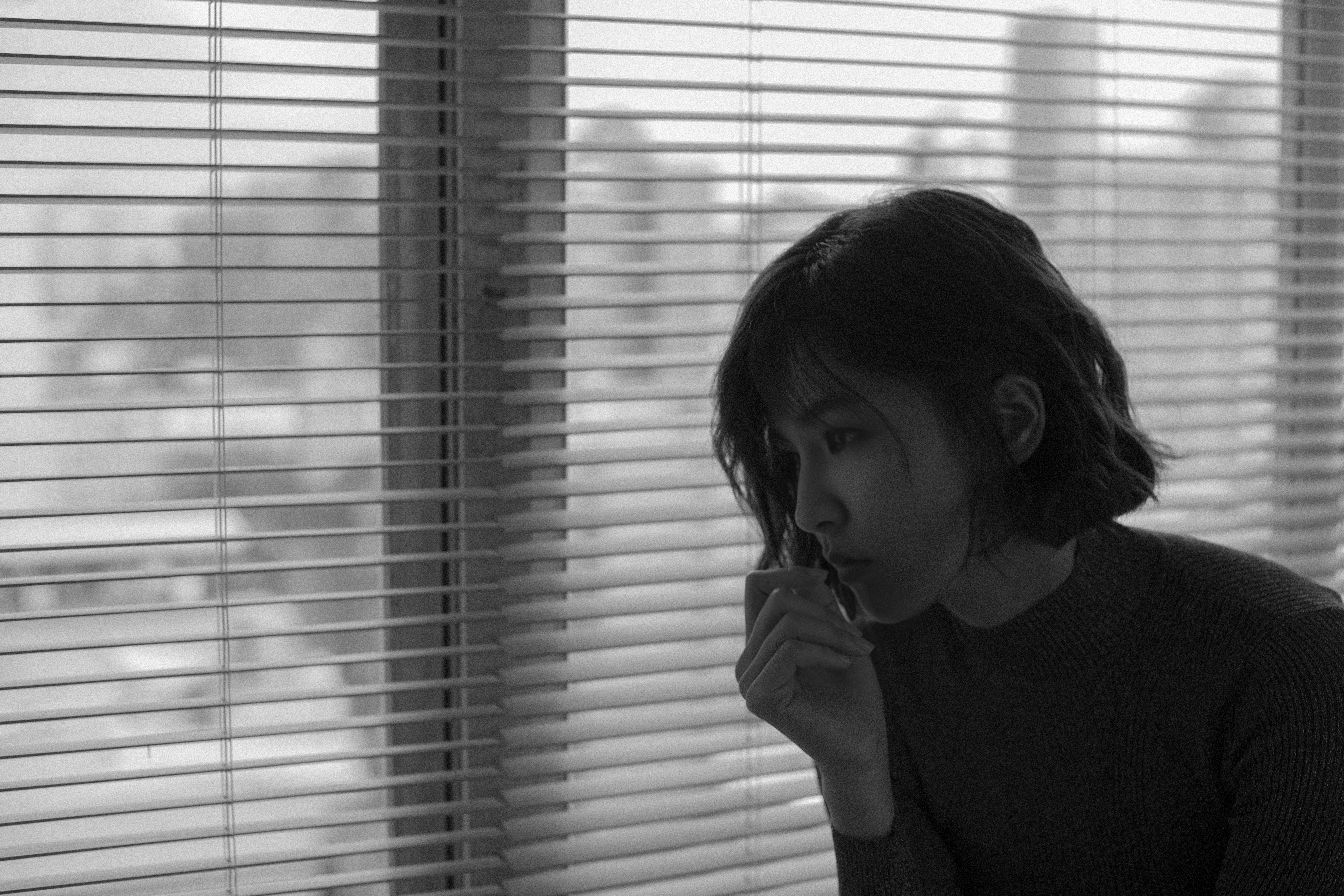 曾沛慈說自己一直是玻璃心，「假裝堅強，但摔破時又會把人割傷。」那敏感而在乎的心緒，存在雷婷也存在應思悅裡。