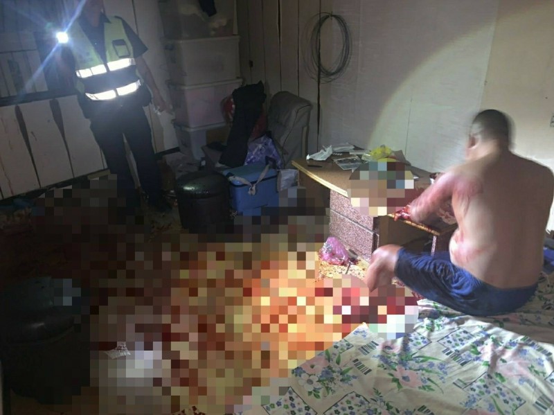 莫男割腕後坐在床邊與警方僵持，左手腕鮮血流滿地。（讀者提供）