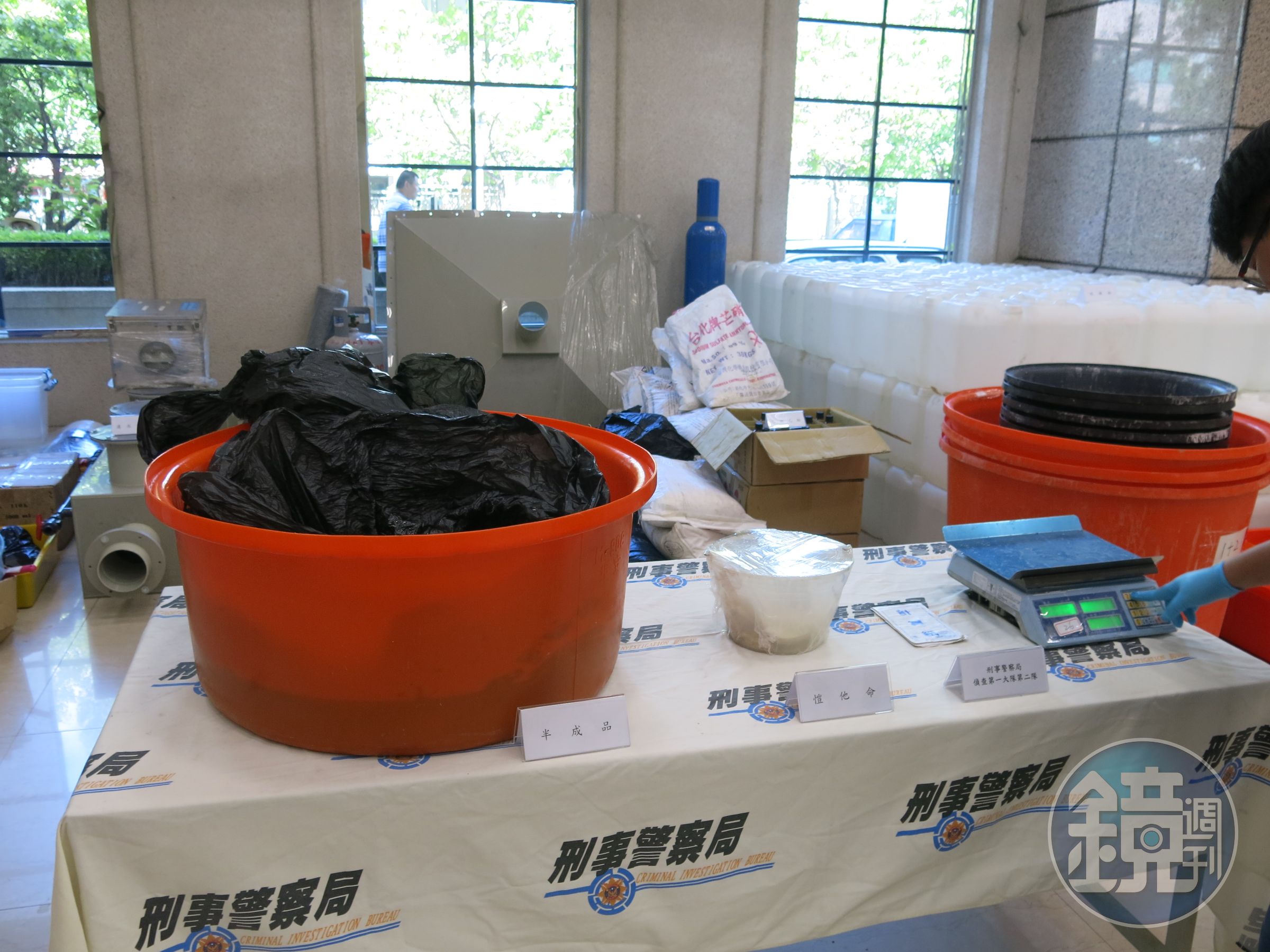 警方查扣各式製毒贓證物。（翻攝畫面）
