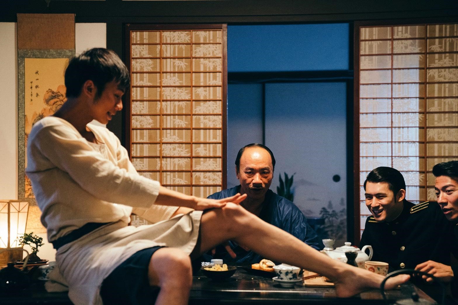 吳政迪(左)主演的《日據時代的十種生存法則》入圍6項金鐘獎,他本人也入圍戲劇節目最佳男主角獎。(客家電視提供)