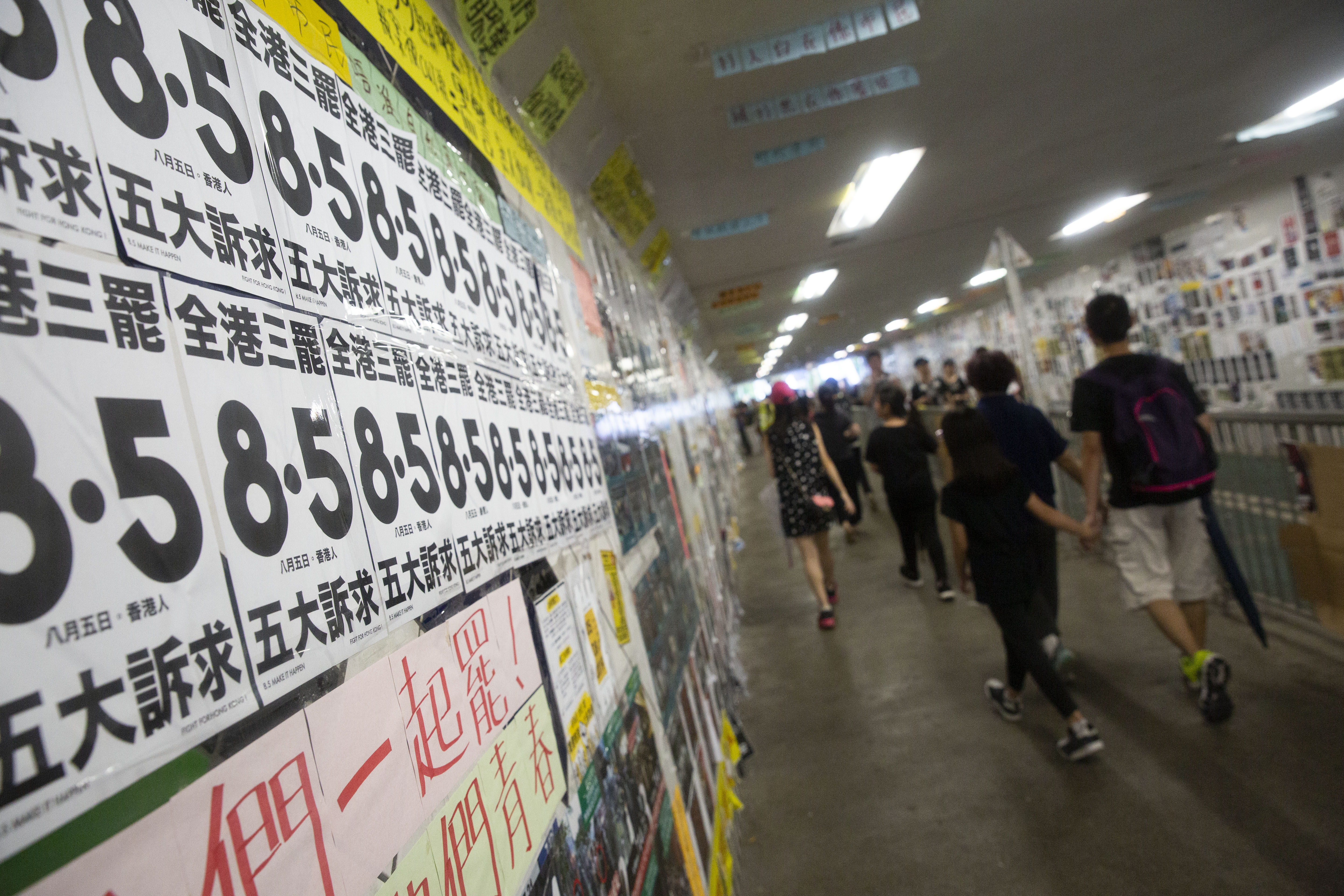 示威者對港府喊出「五大訴求，缺一不可」，紅米電視所推出的文案遭質疑挺香港示威者。