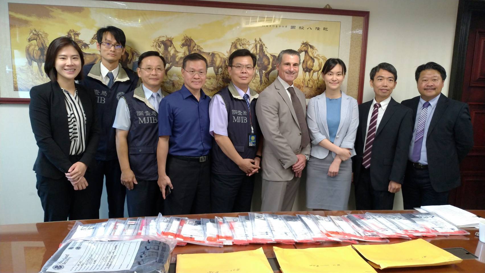 台專案小組與美方合作，成功破獲詐騙集團在美設立之機房，分批將19名集團成員遣返回台。（調查局提供）