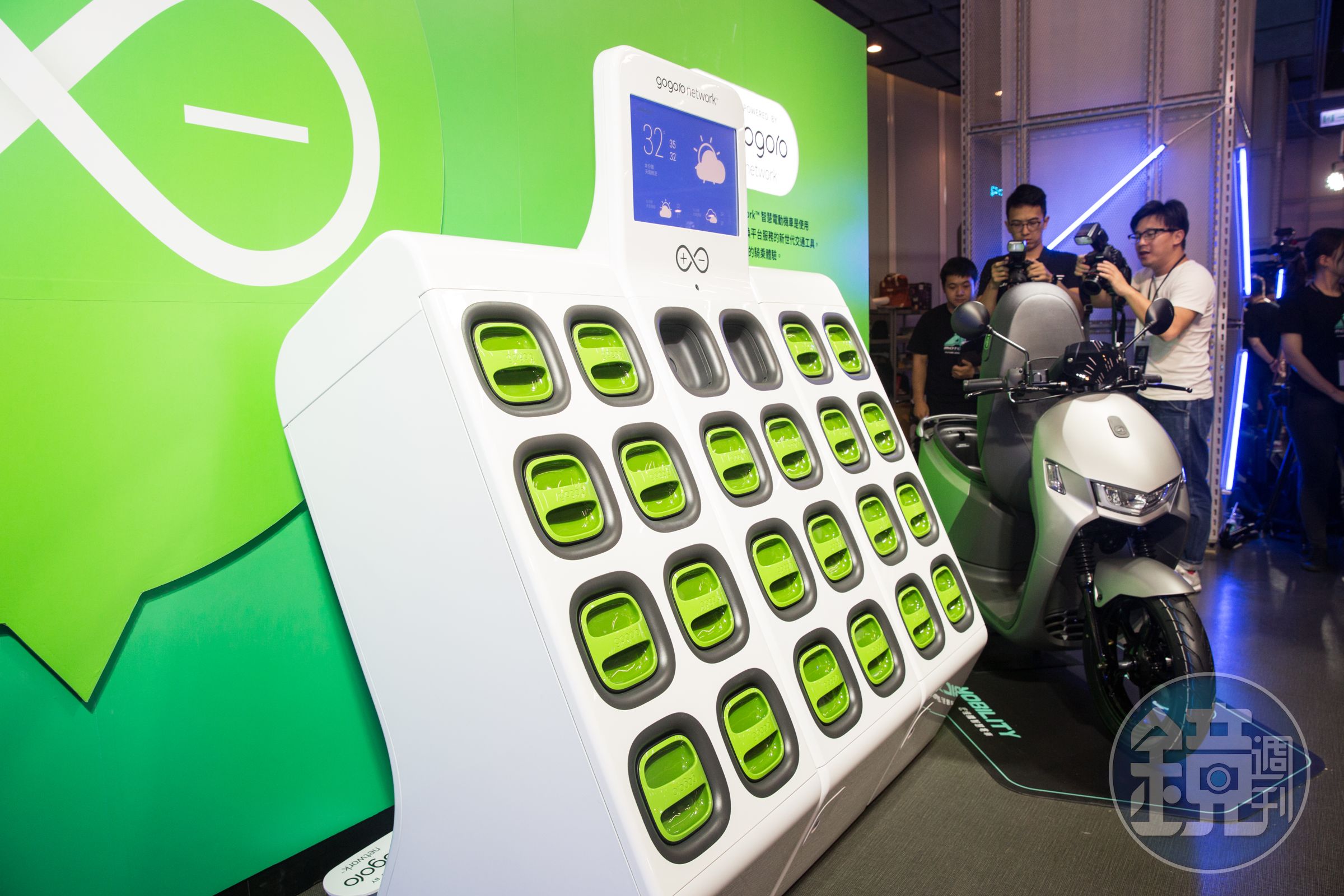 宏佳騰的電動機車採用Gogoro電力系統，首款電動機車Ai-1 Sport能自動監測電量，電量不足時一鍵導航到附近更換站。