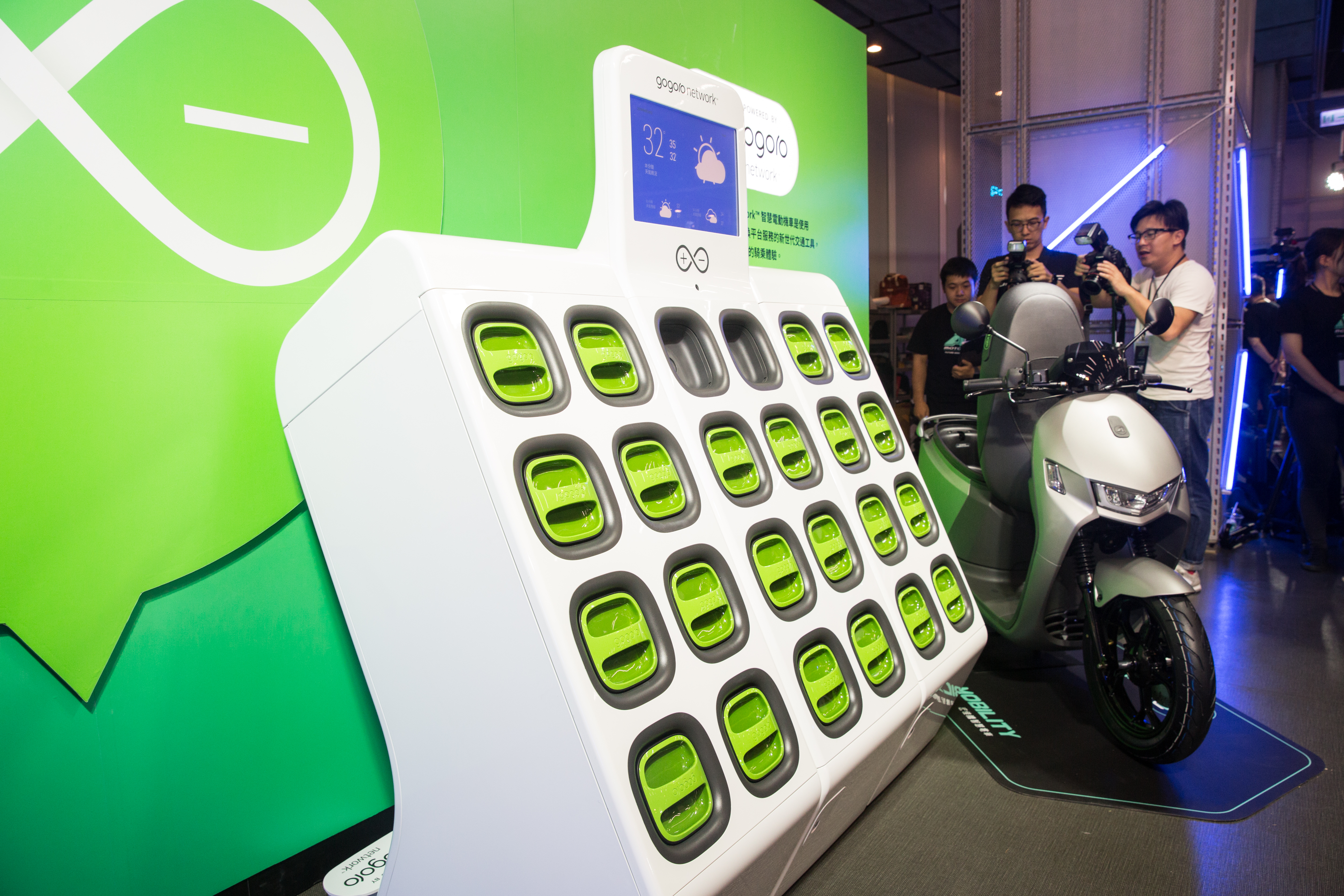 宏佳騰的電動機車採用Gogoro電力系統，首款電動機車Ai-1 Sport能自動監測電量，電量不足時一鍵導航到附近更換站。
