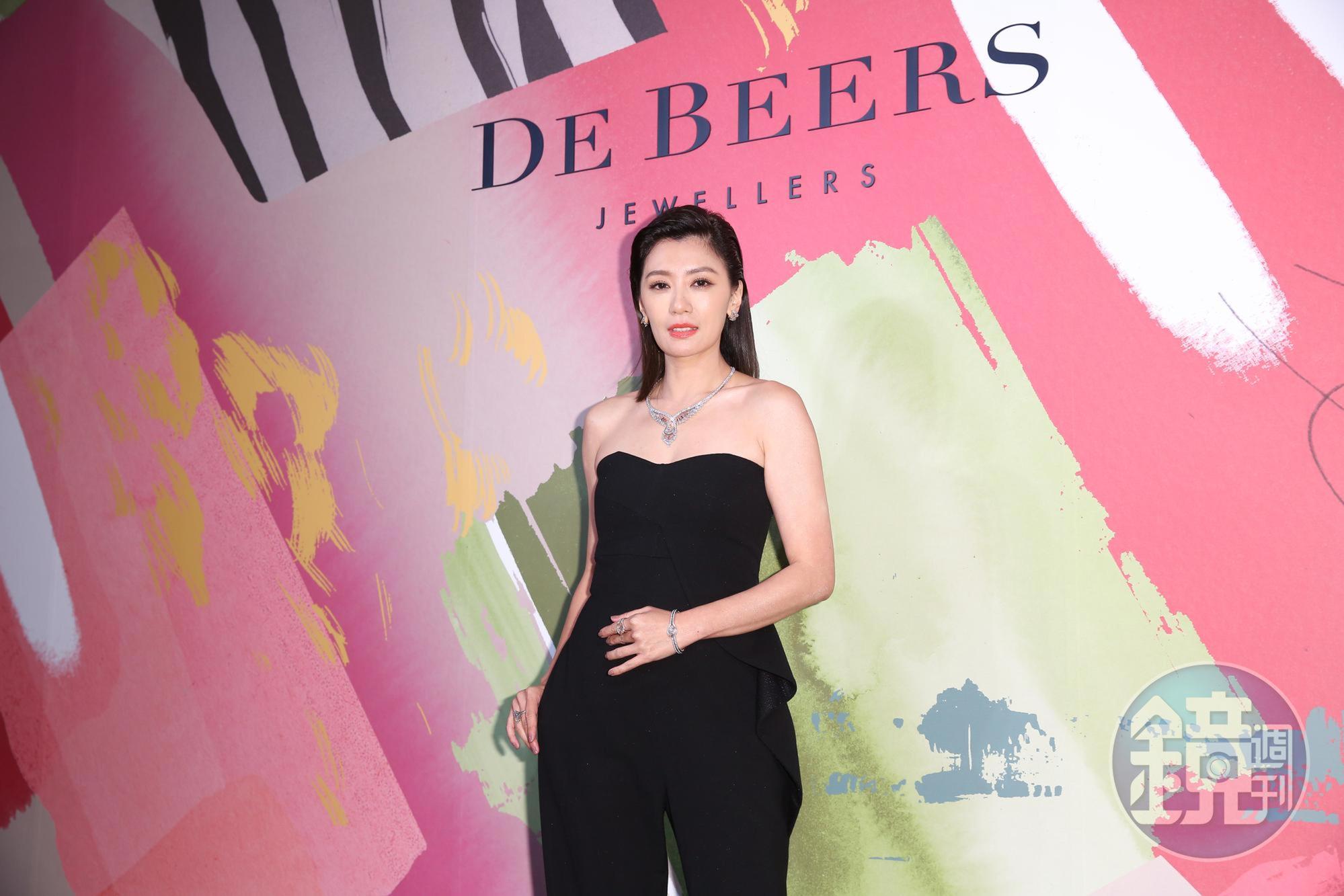 賈靜雯今日金鐘開獎,入圍最佳女主角,同時間恰巧擔任DE BEERS全新的PORTRAITS OF NATURE高級珠寶系列展的活動嘉賓,身上的珠寶價值超過2億。