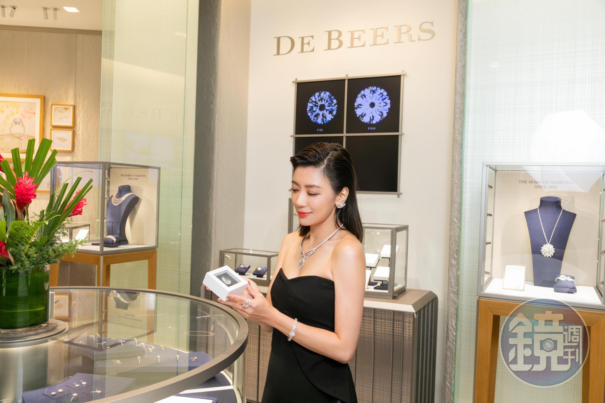 賈靜雯也在店內賞美鑽,彷彿先為接下來的金鐘紅毯物色珠寶。(DE BEERS提供)