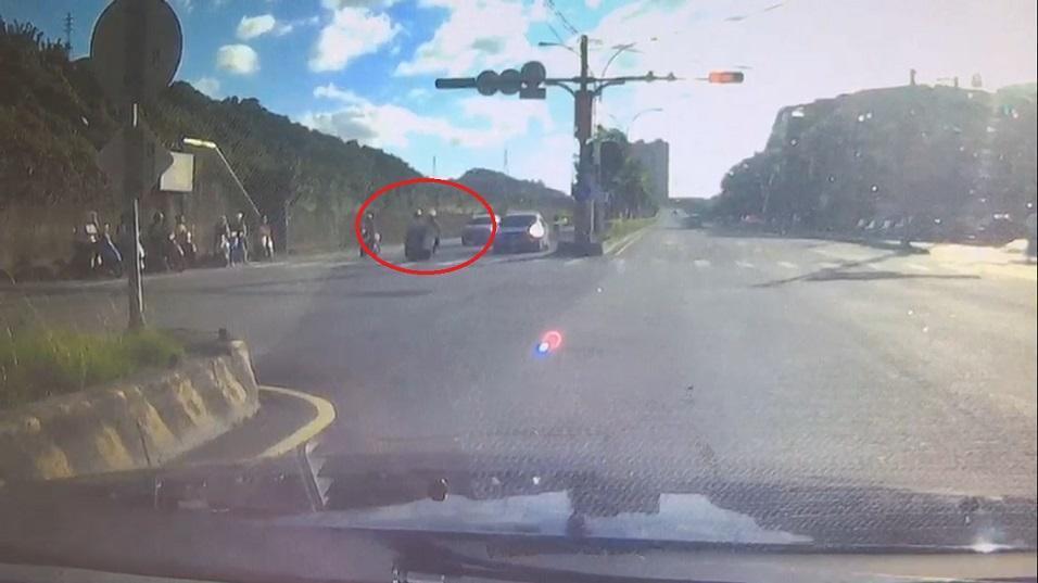 薛員追約6公里至明德二路與福三街口兩車發生擦撞。(翻攝畫面)