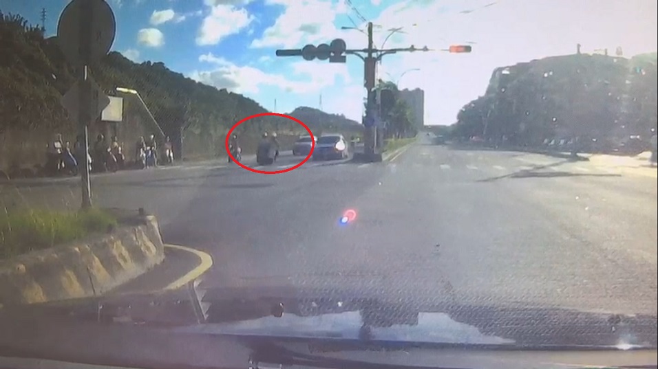 薛員追約6公里至明德二路與福三街口兩車發生擦撞。（翻攝畫面）