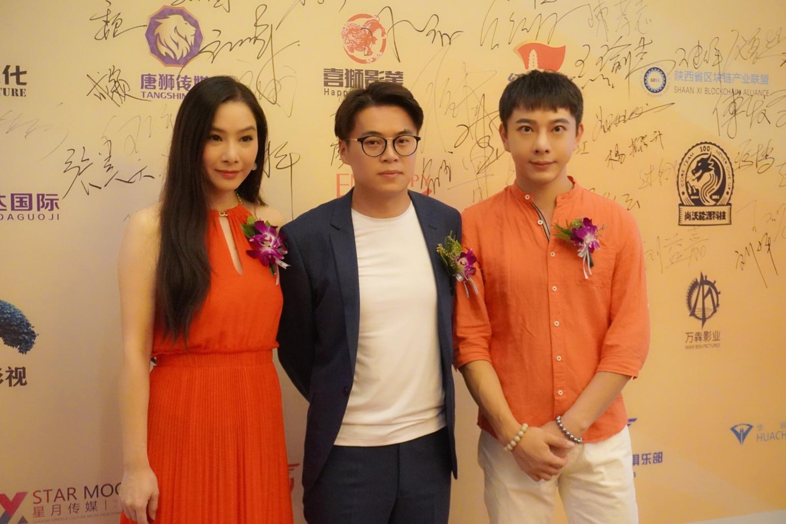 經紀人陳孝志（右）帶領陳柏渝出席活動，中為中國陝西電影人聯盟主席楊竣然。（陳孝志提供）