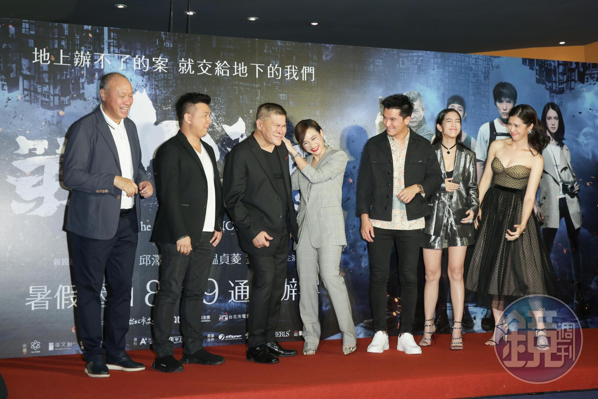 澎恰恰第一次演鬼片，他扮鬼臉，比鬼還像鬼，眾演員都笑了。