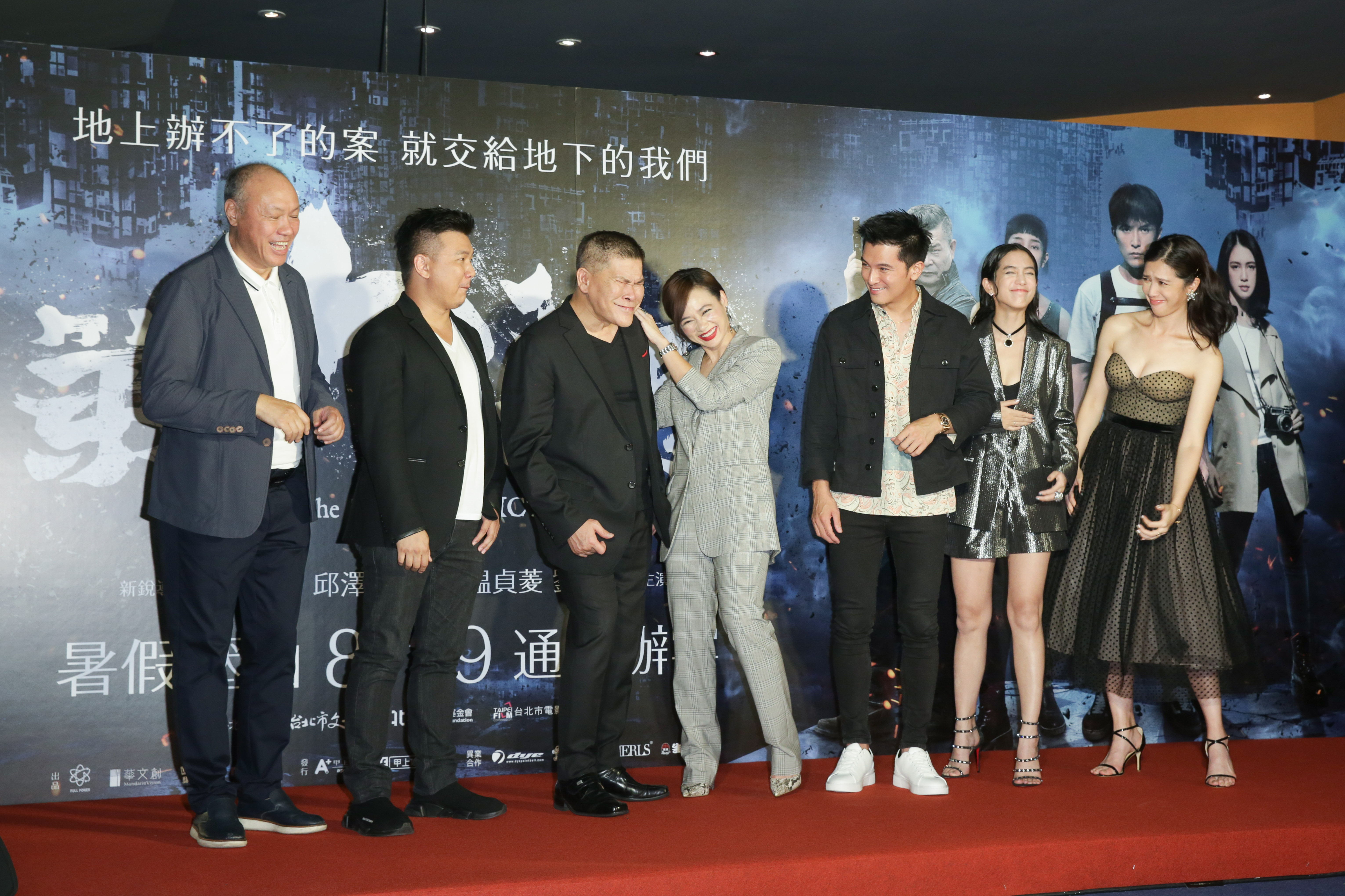 澎恰恰第一次演鬼片，他扮鬼臉，比鬼還像鬼，眾演員都笑了。