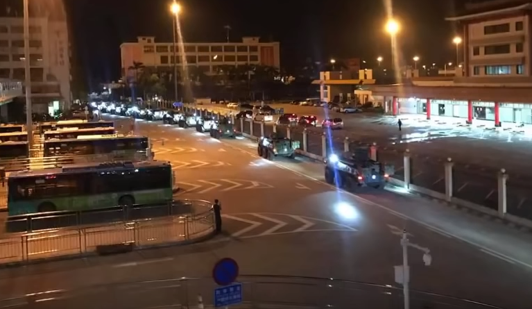解放軍進入香港影片和照片在社群傳開，引發港人恐慌。（擷取自YouTube畫面）