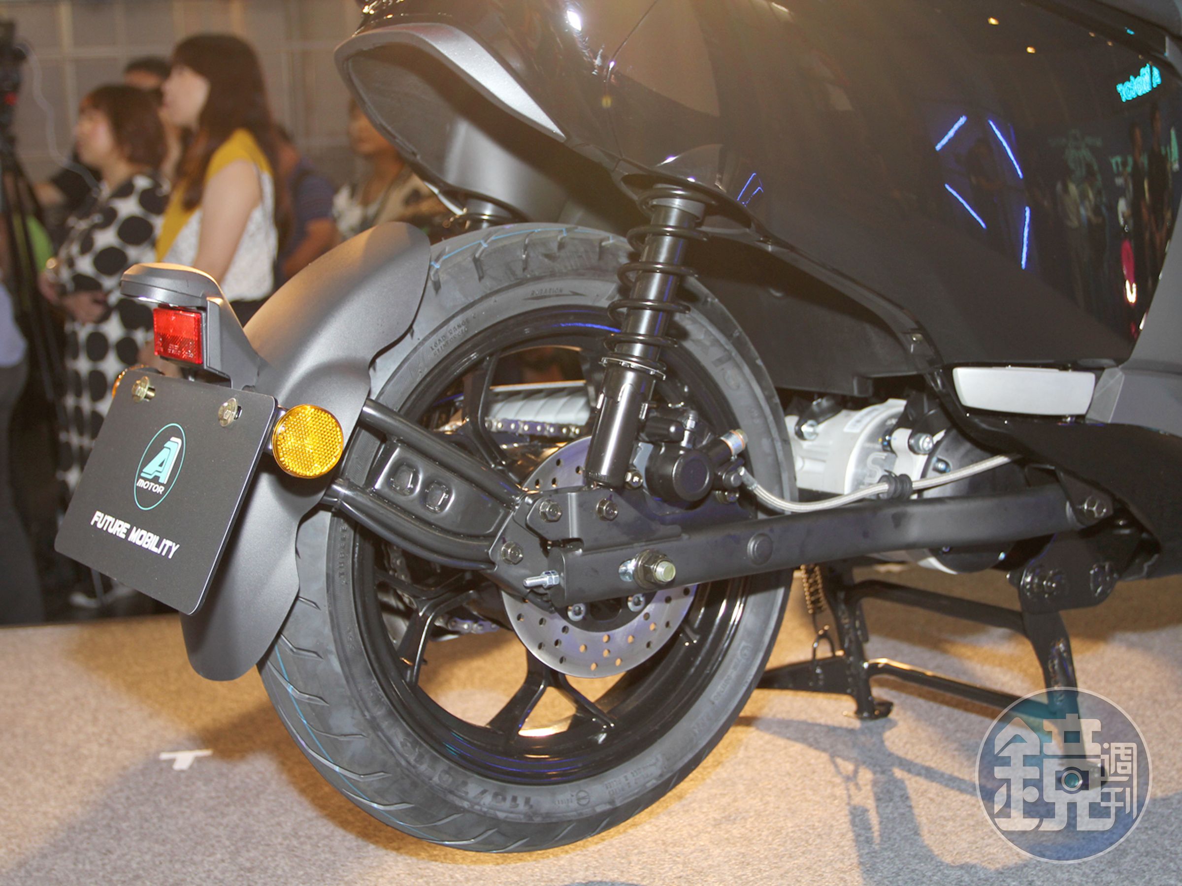 重新調校跑車化懸吊系統，以更好的支撐性解決不同路面所遇到的車況，不僅在過彎動態表現更加穩定，並搭載CBS連動煞車系統。