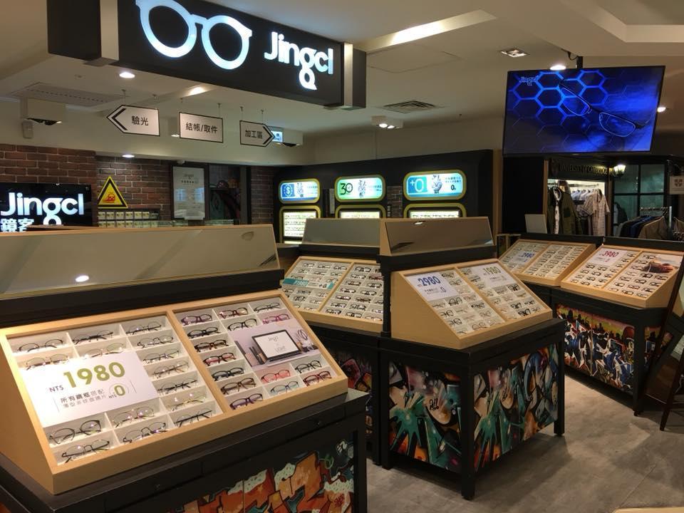 鏡客眼鏡主打百貨通路,門市也將陸續歇業。(翻攝自遠東百貨桃園店臉書)