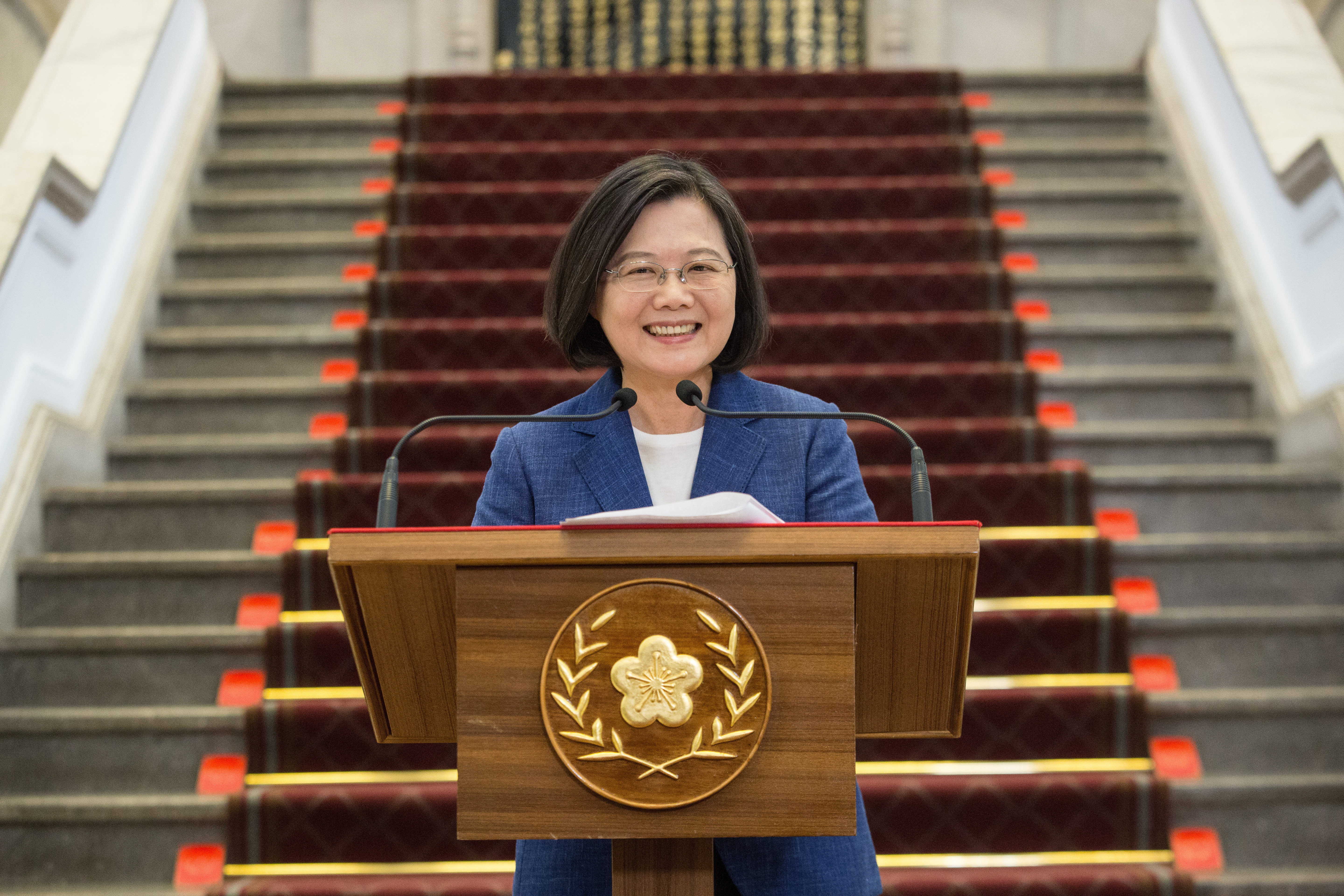 蔡英文昨日出席TED致詞時，不小心也「晶晶體」上身，逗樂全場觀眾。圖為本刊資料照。