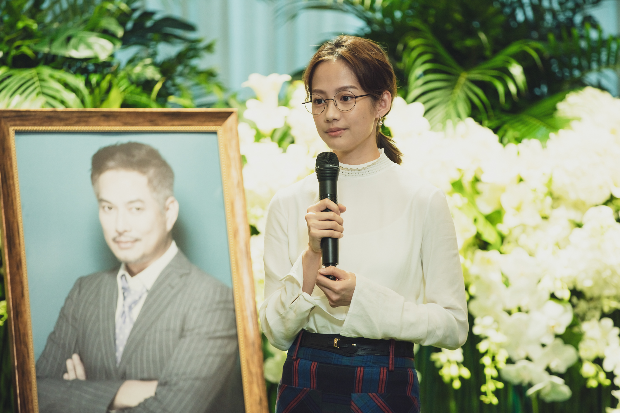 劇中的父親(林健寰 飾演)則在癌症末期,舉辦了生前告別式,與親友好好說再見。簡嫚書臨場發揮5分鐘致詞。(LIVE TV提供)