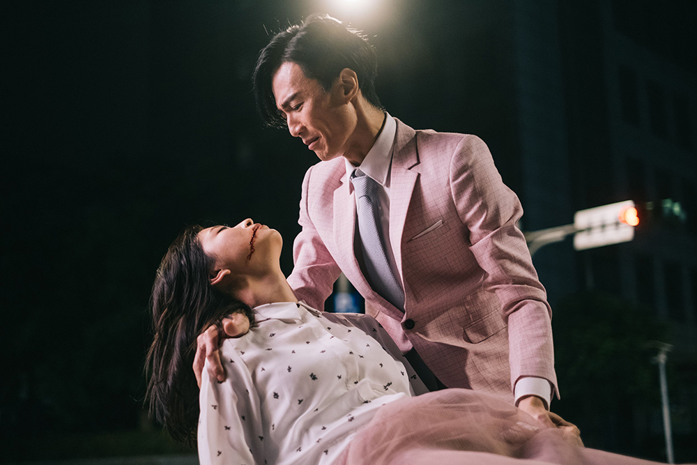 「嘻哈王子」李英宏與江沂宸飾演鄉土劇裡的苦情男女，演法誇張搞笑。（高雄電影節提供）