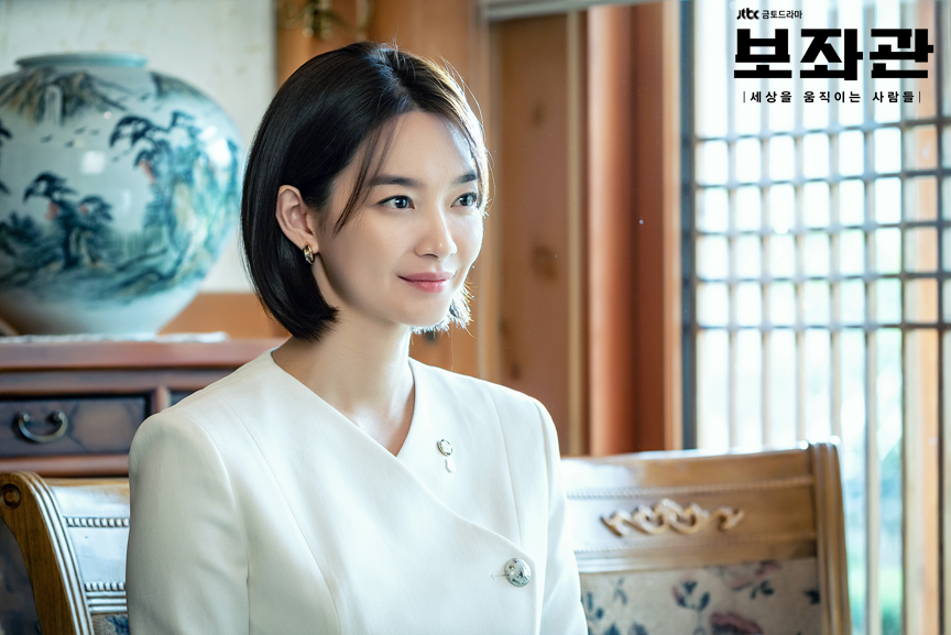 新慜娥在《輔佐官:改變世界的人們》飾演國會議員兼任黨發言人,女性政治角的角色令人眼睛一亮。(翻攝自JTBC官網)