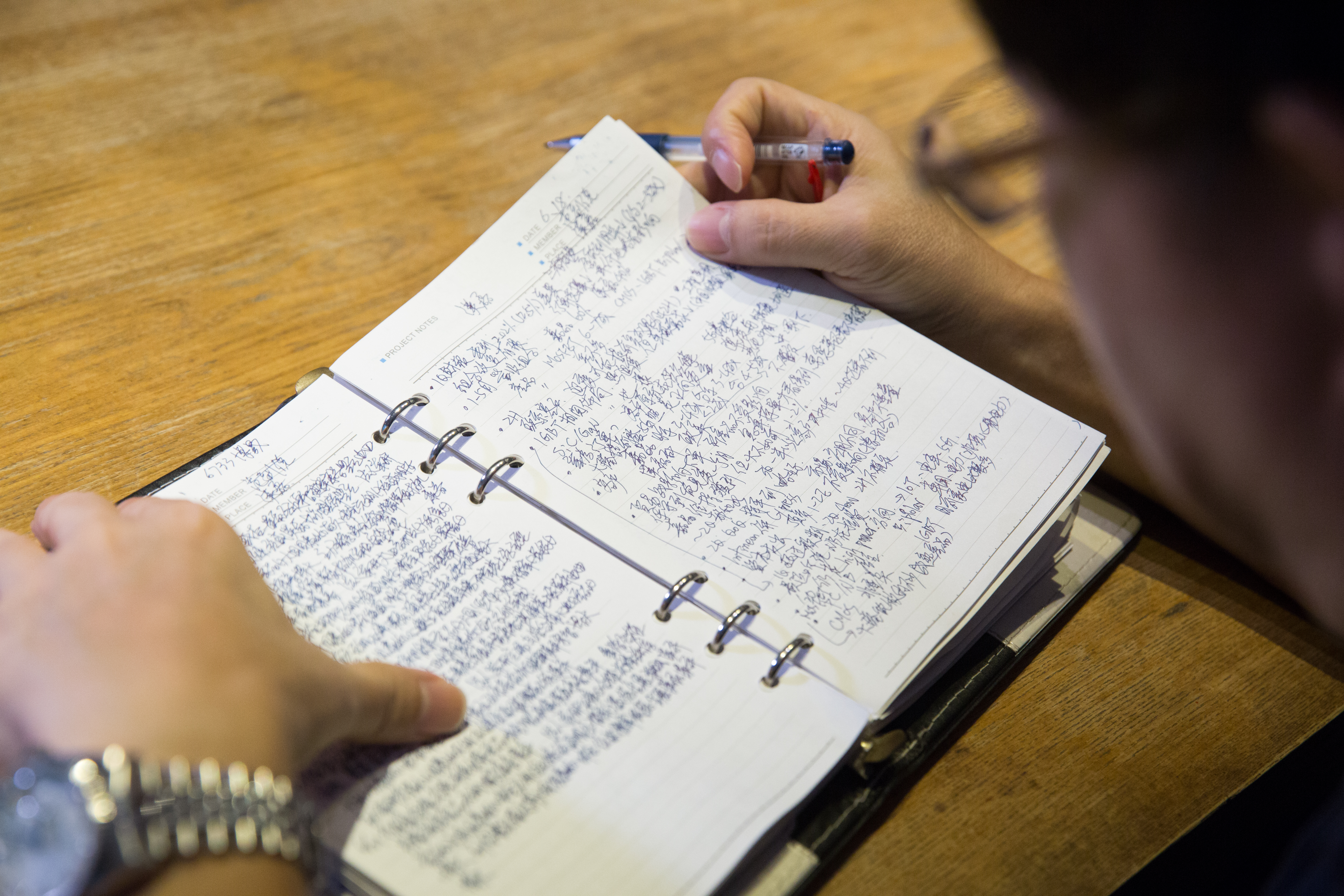 為了找出有成長動能的好公司，蕭非凡買進前會詳加調查基本面，並記錄在隨身攜帶的小冊子中。