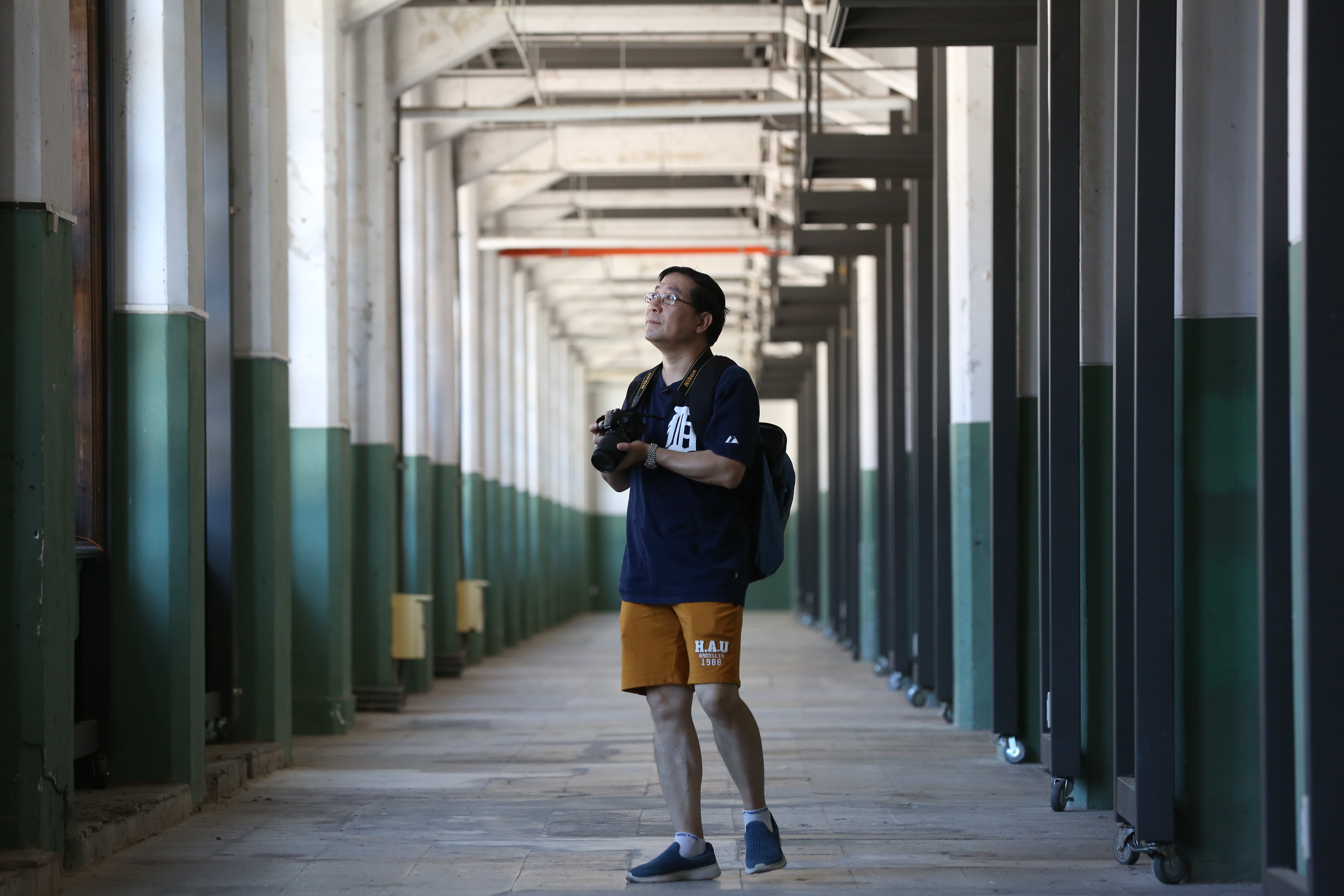 蕭非凡常背著單眼走訪古蹟，他認為了解歷史跟研究公司基本面有異曲同工之妙。