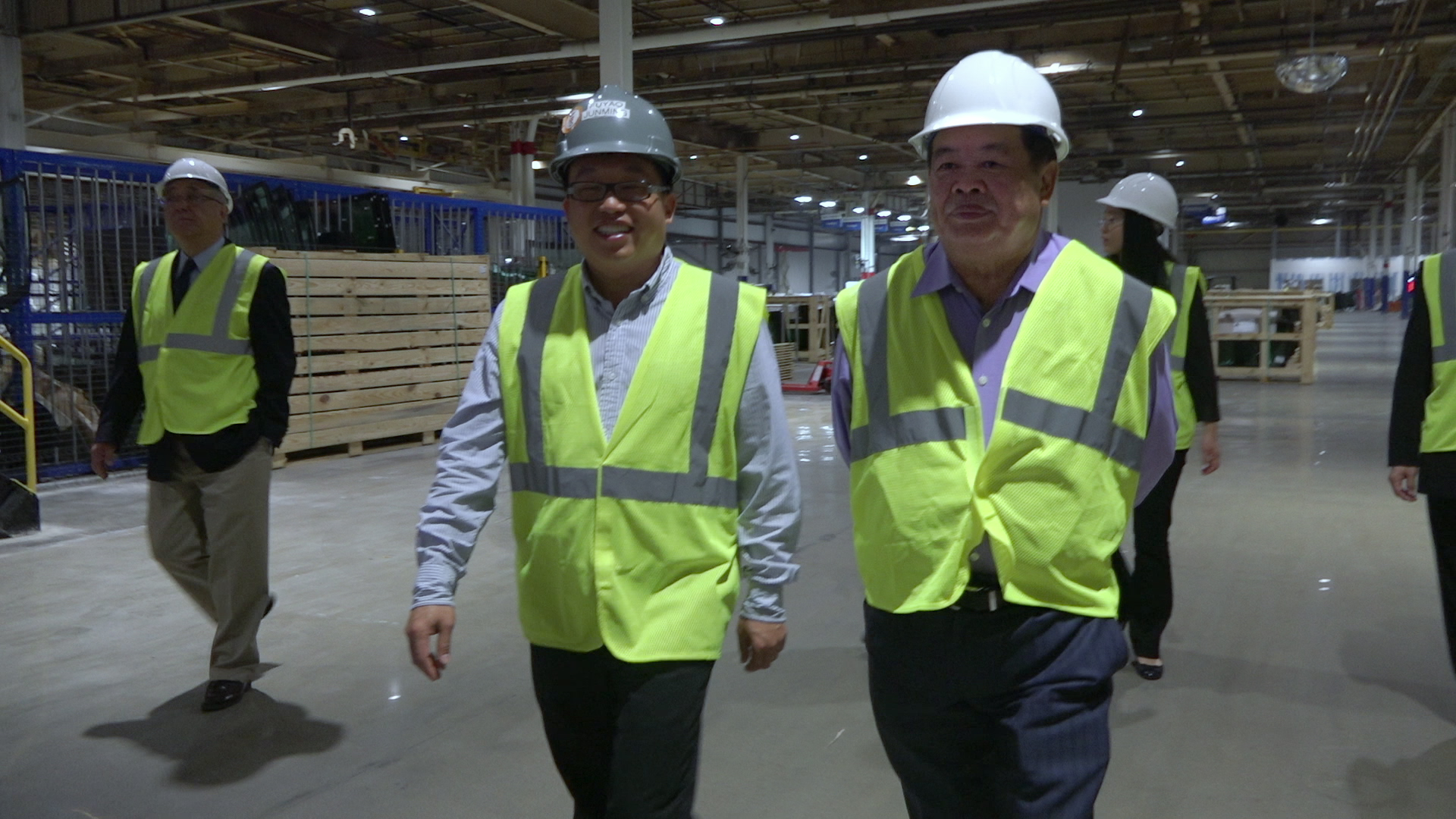 《美國工廠》記錄中國富豪曹德旺(右),前往美國開設福耀玻璃美國廠,帶來的各種文化衝擊。(Netflix提供)