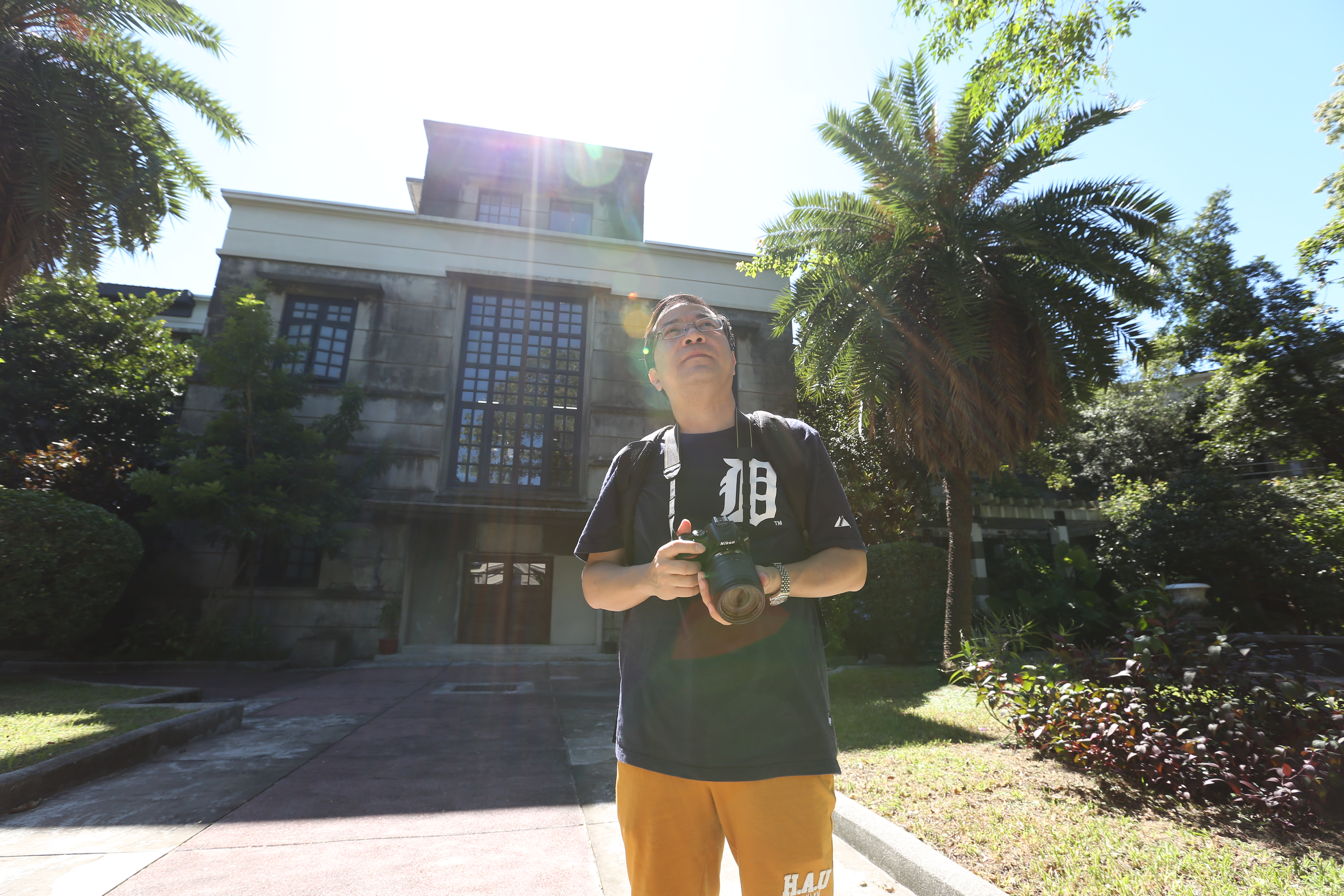 不做股票的閒暇時光，蕭非凡常到松菸散步、拍照，他說只要夠投入，烈陽狂曬根本沒感覺。