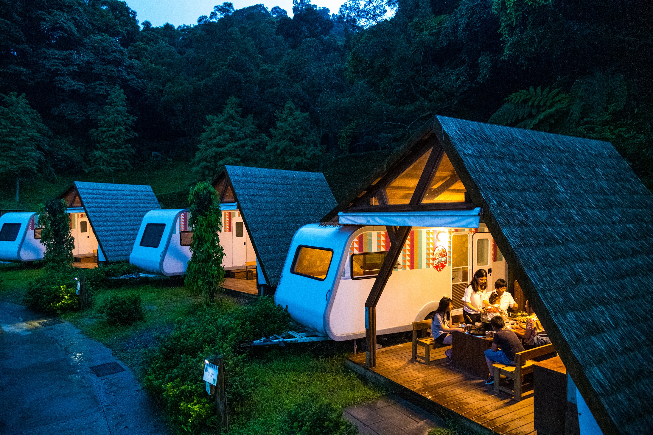 金山皇后鎮森林的「風車House」露營車，每組客人都享有獨立的住宿活動空間。