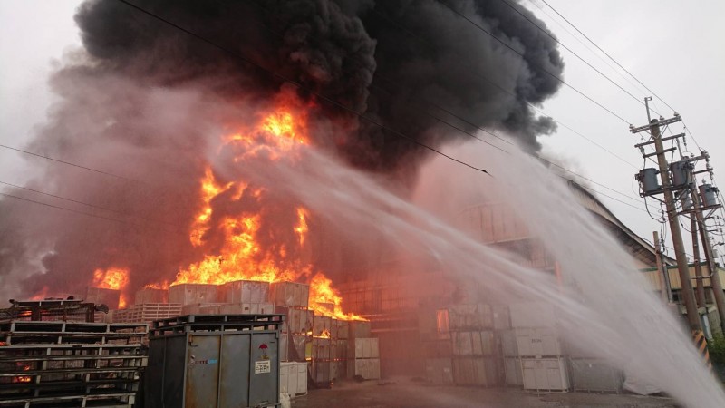 埔心鄉塑膠工廠凌晨發生大火，500坪廠房付之一炬。（翻攝畫面）