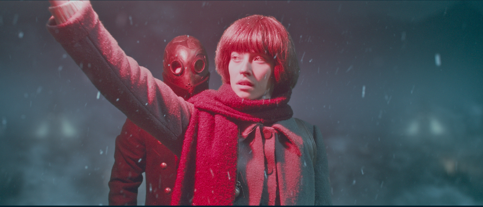 與「反送中」的香港青年不同的是，《魔法禁界》裡的警察戴著詭異的面罩，在路上監控人民，更任意拘捕。（双喜提供）