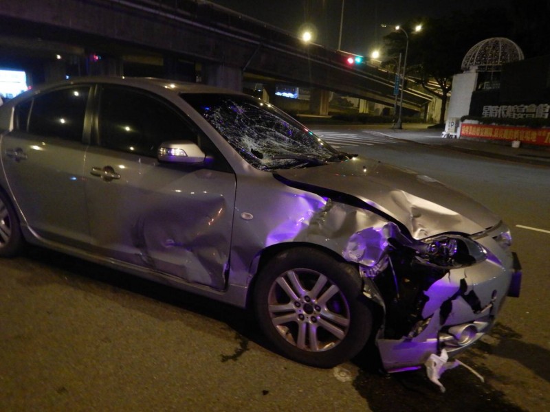 第一起事故中的自小客車頭受損。（讀者提供）