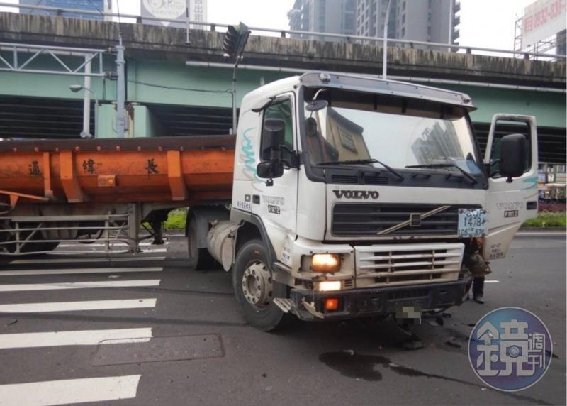 第二起事故中的砂石車被撞擊後,車頭與車身呈V字型停在路上。(讀者提供)