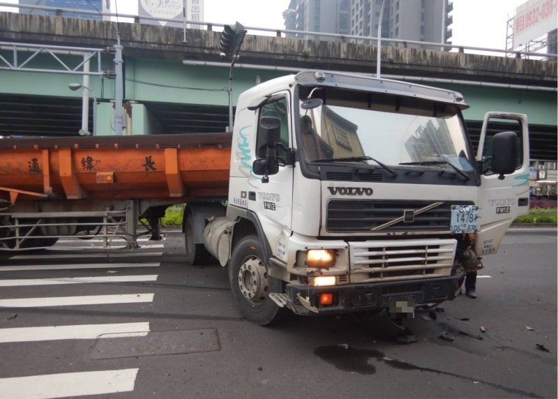 第二起事故中的砂石車被撞擊後，車頭與車身呈V字型停在路上。（讀者提供） 
