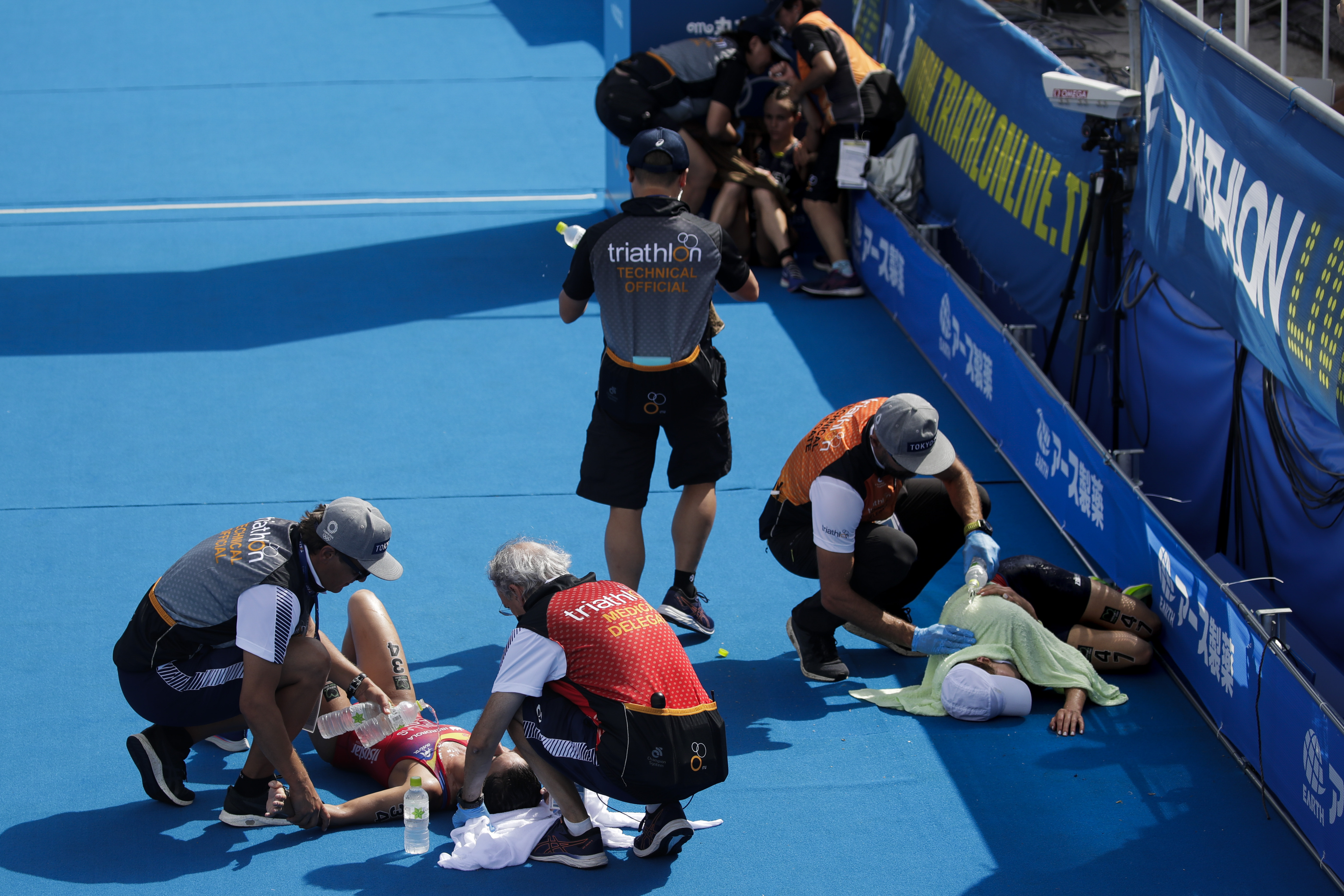2019年8月15日，東京鐵人三項奧運測試賽男子組賽程，選手在抵達終點後力竭倒地。（達志影像）