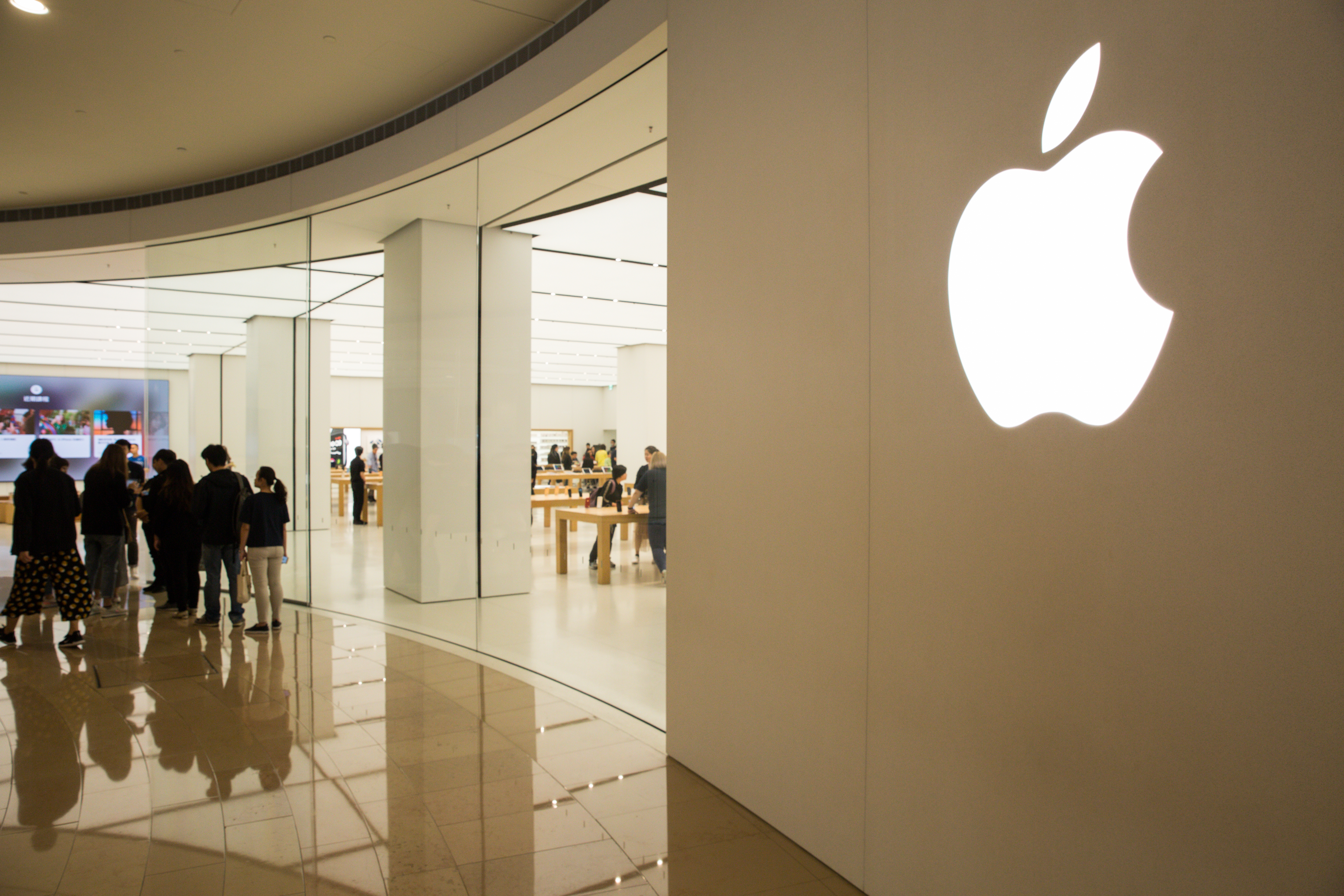 蘋果日前被外媒踢爆，聘用大量外包人員聽取語音助理Siri錄下的用戶對話，引起軒然大波。