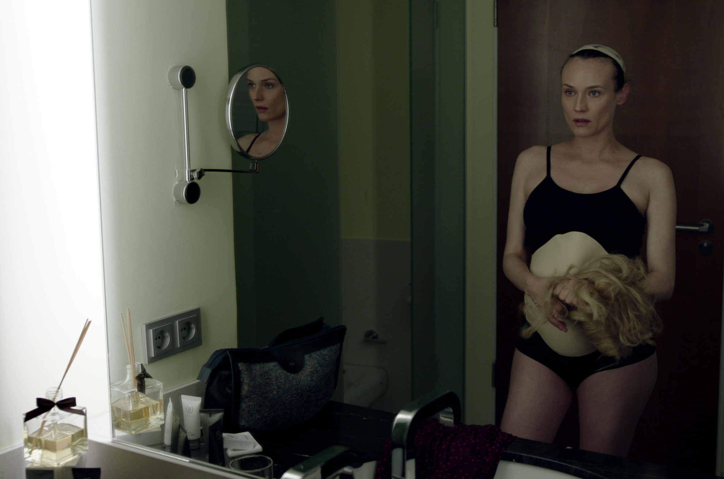 黛安克魯格在《雙面特務》中為了任務改髮色、扮孕肚，但其實她在拍攝該片時就已懷孕。（威視提供）