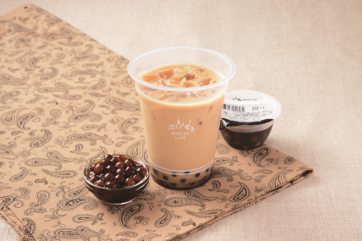 日本超商LAWSON販售的珍珠奶茶，因珍珠太硬，開賣一天就停售。（翻攝自LAWSON官網）