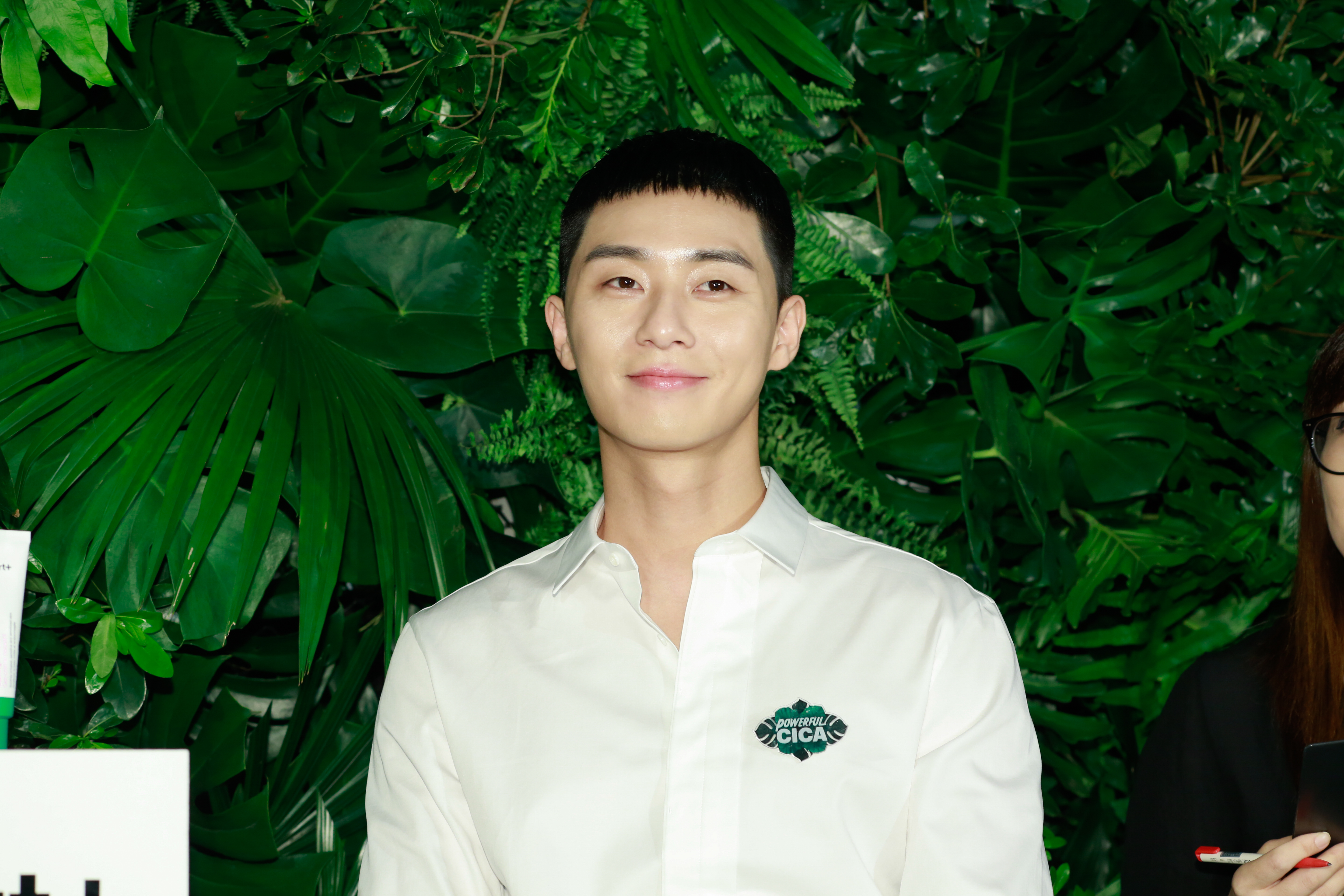 朴敘俊頂著為新戲剪短的頭髮出席代言記者會，仍引起現場尖叫聲。