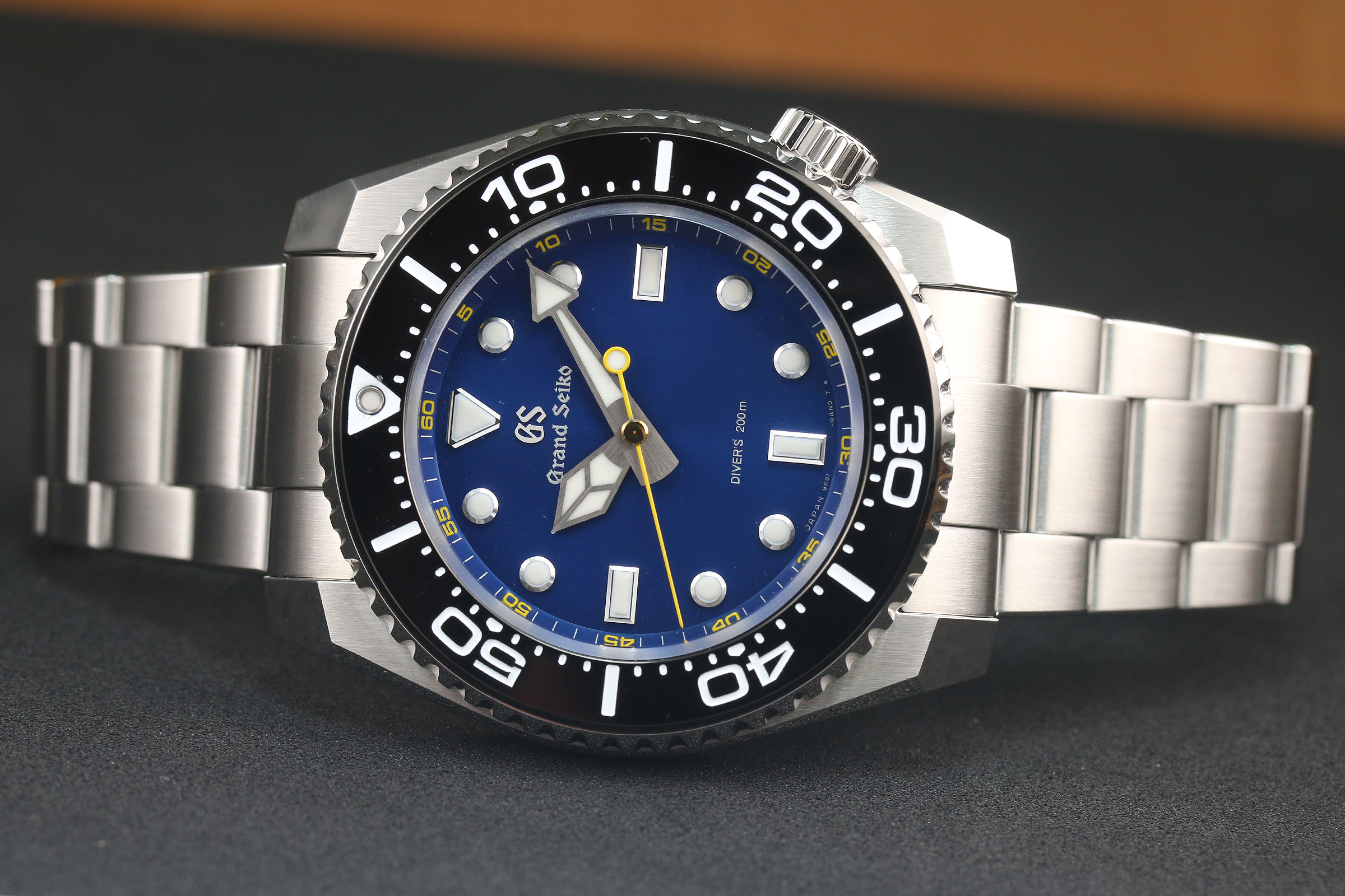 GRAND SEIKO今年推出的最新9F潛水錶，除了延續品牌在細節上的講究，以及強悍的潛水規格，在設計上也朝年輕化著手。