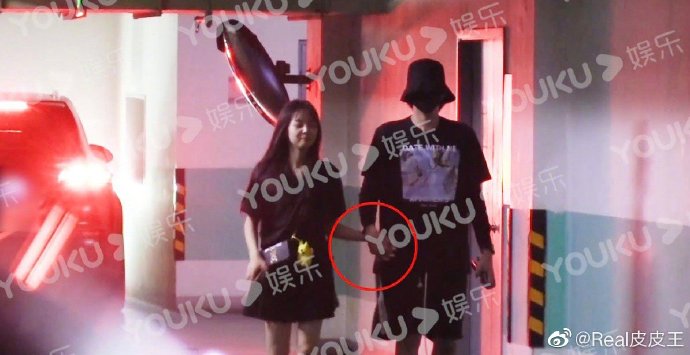 中國大陸男星吳亦凡被拍到與女孩十指緊扣回對方住處，戀情曝光。（優酷娛樂）